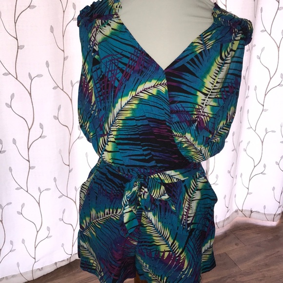 💜 Multicolored Sleeveless Romper with Pockets! - Picture 5 of 7